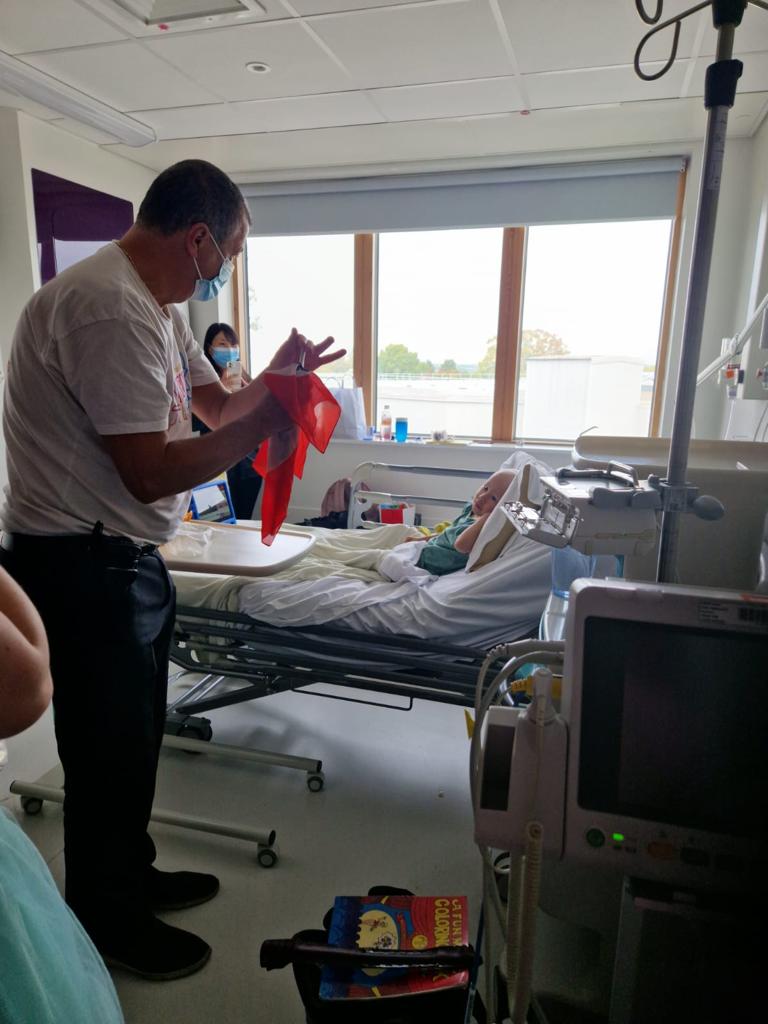Entertainer from the Spread a Smile charity visiting inpatients at PAHT.