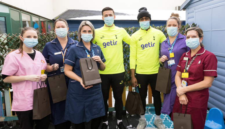 Children's ward team with THFC players